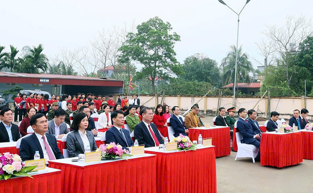 Ông Lê Quốc Chỉnh, Phó Bí thư Tỉnh ủy, Chủ tịch HĐND tỉnh dẫn đầu đoàn tham dự Lễ phát động “Tết trồng cây đời đời nhớ ơn Bác Hồ” tại phường Tiên Sơn.