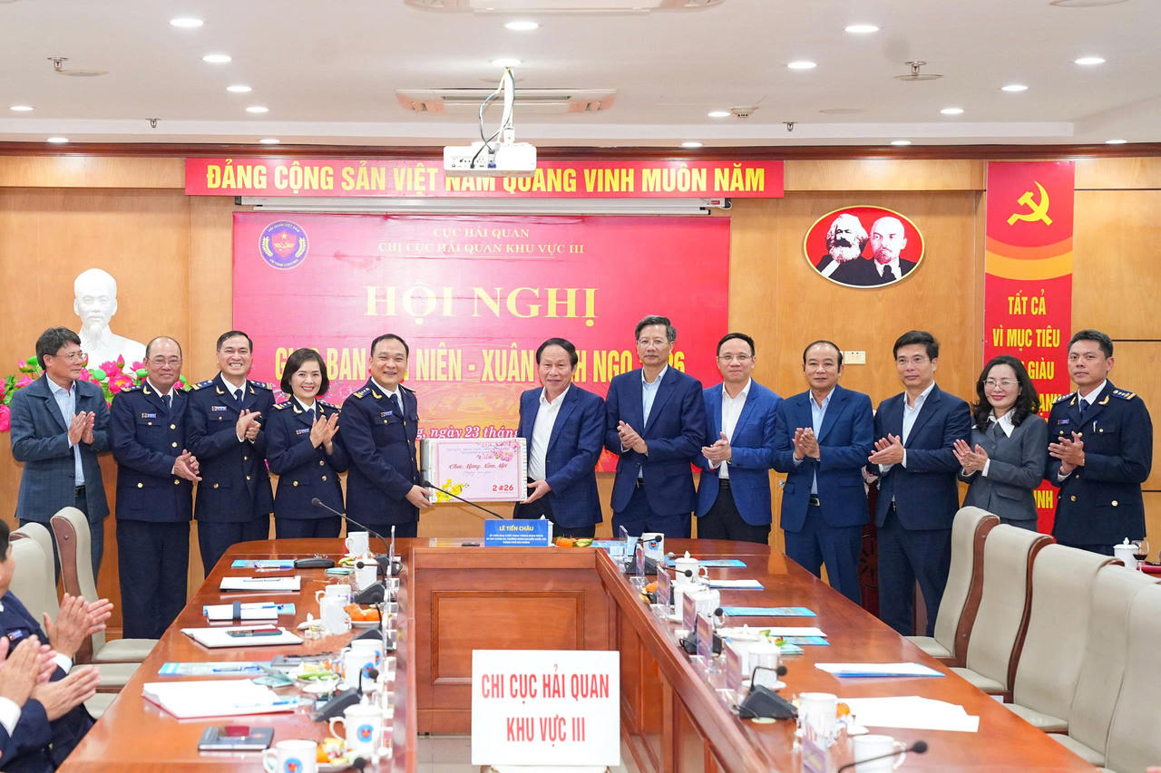 Bí thư Thành ủy Lê Tiến Châu tặng quà cho Chi cục Hải quan khu vực III.