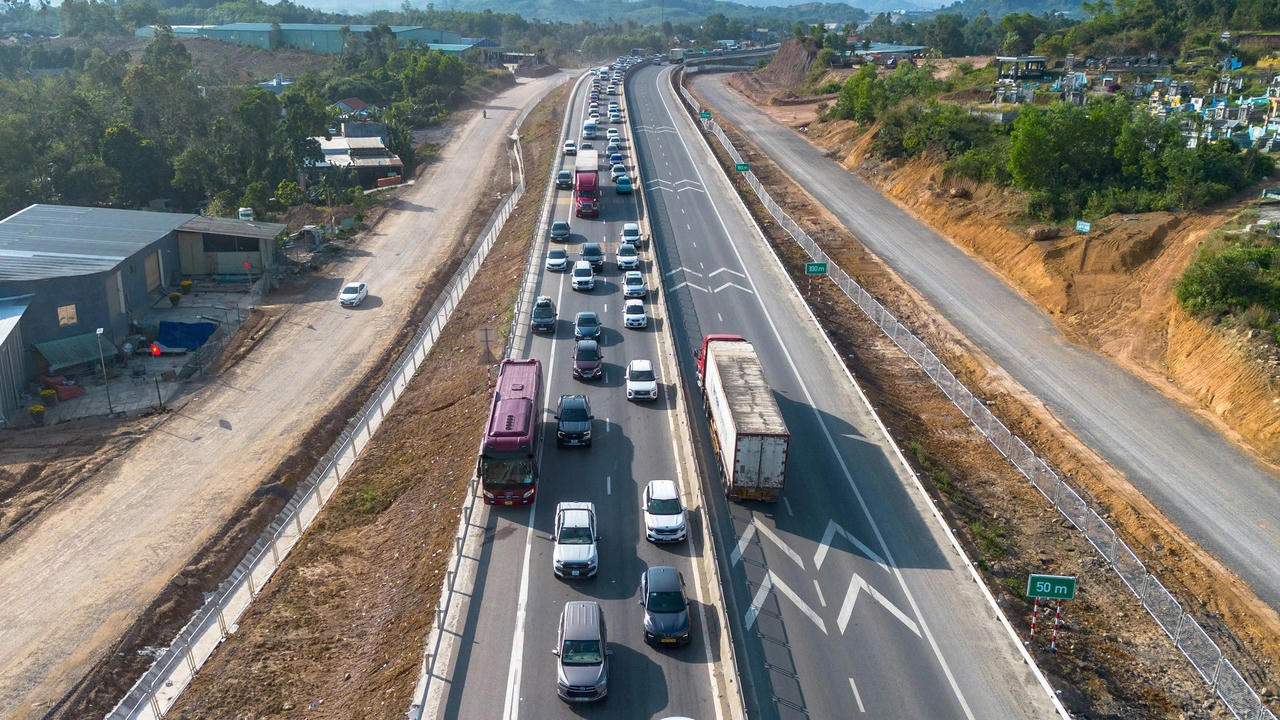 Phương tiện lưu thông ổn định trên các tuyến đường tại Đà Nẵng trong kỳ nghỉ Tết.