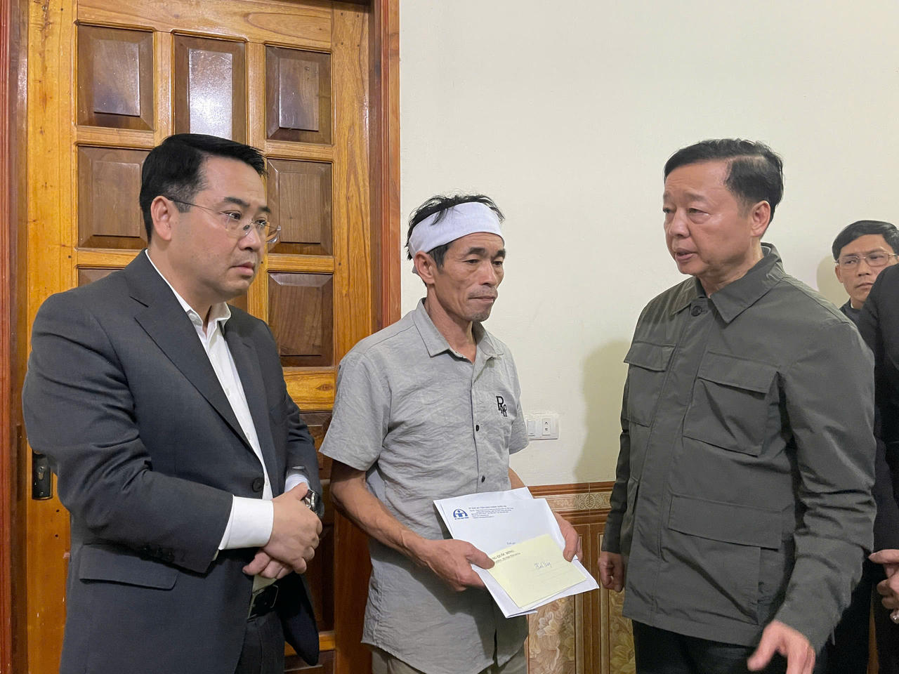 Phó Thủ tướng đề nghị cấp ủy, chính quyền và các đoàn thể địa phương tiếp tục quan tâm, kịp thời hỗ trợ, tạo điều kiện để các gia đình sớm ổn định đời sống, vượt qua khó khăn trước mắt.