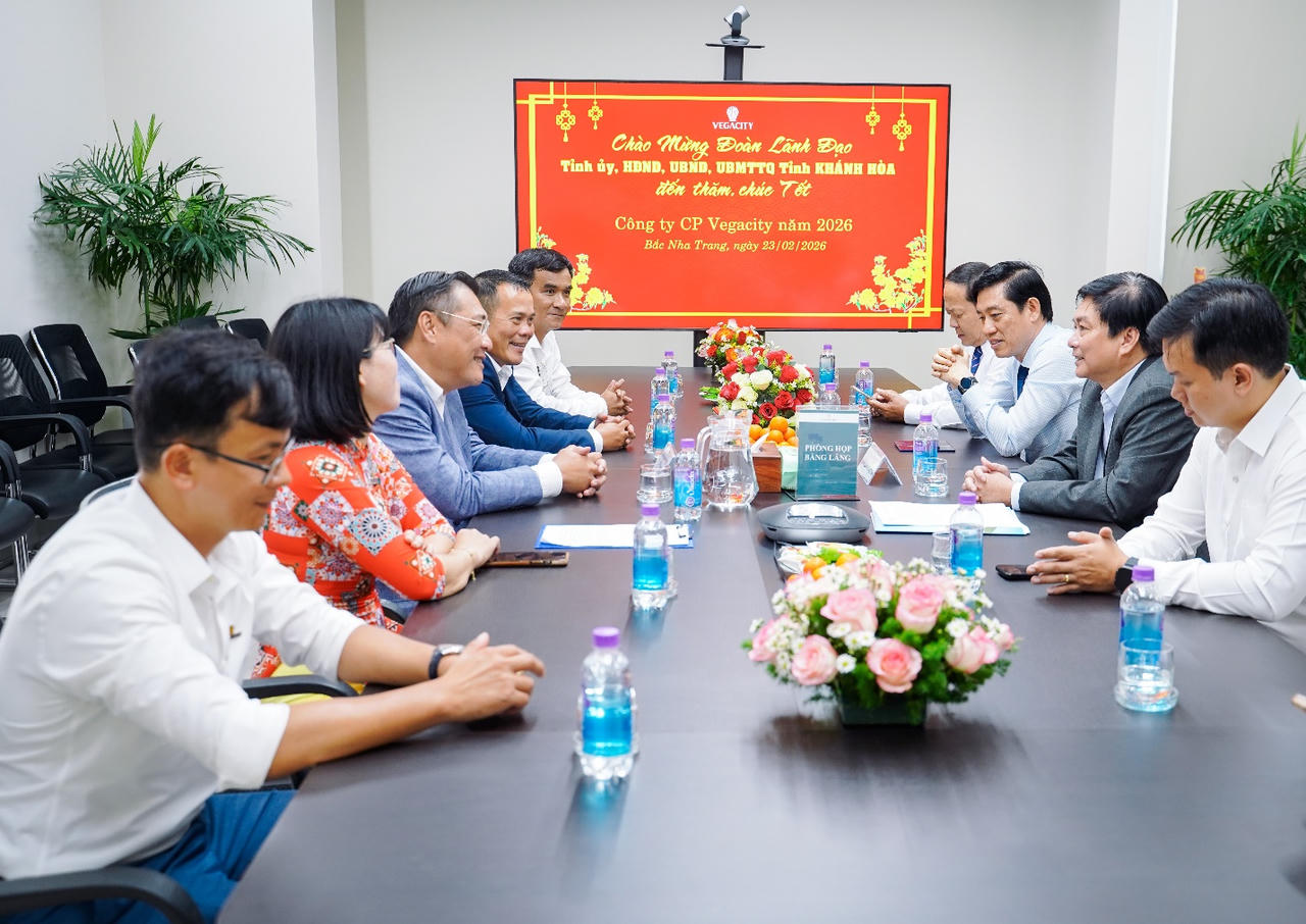 Ông Nguyễn Thế Vinh (Chính giữa, hàng trái) chia sẻ các định hướng chiến lược trong năm mới cùng Ban lãnh đạo tỉnh, khẳng định Nha Trang, Khánh Hòa là địa bàn đầu tư chiến lược, lâu dài của của doanh nghiệp.