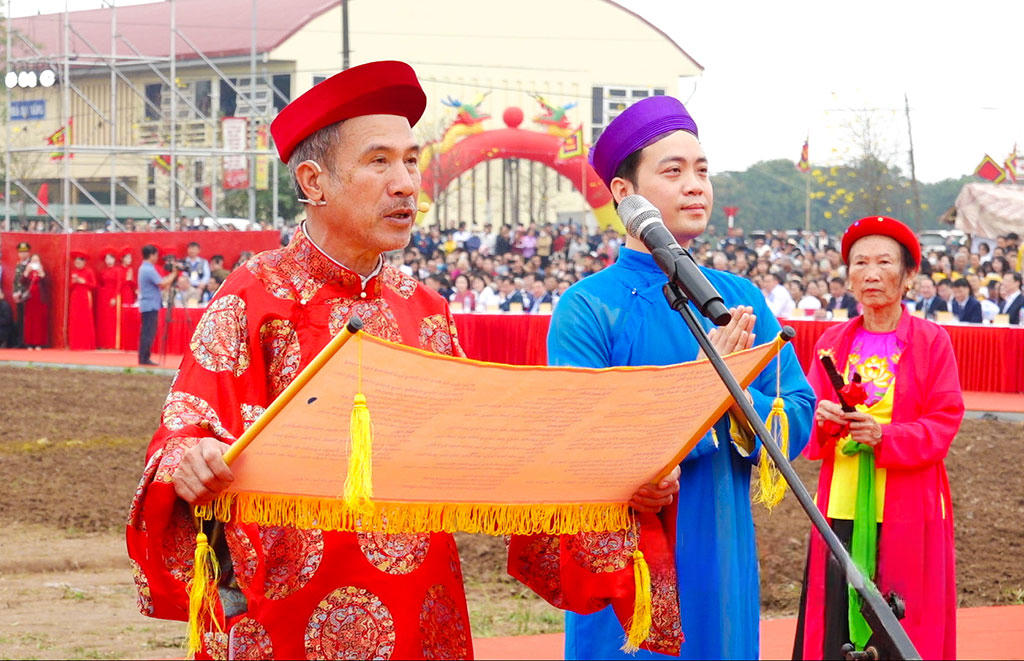 Ông Phạm Chí Khang - Nghệ nhân làng trống Đọi Tam đọc văn trình tại lễ hội (Ảnh: Nguyễn Huy)