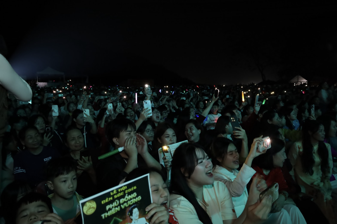 Người dân nô nức, hóng chờ trước sức hút bùng nổ của đêm diễn.