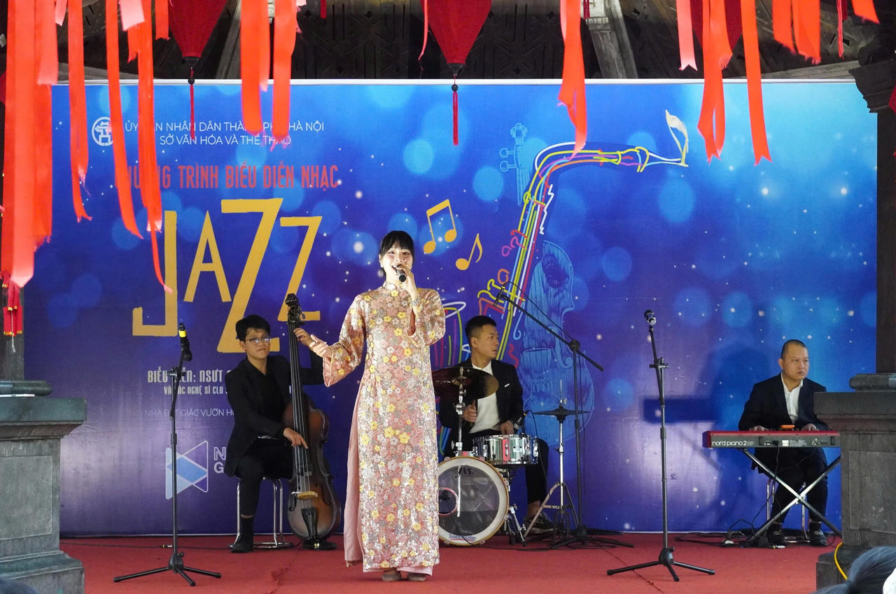 'Âm nhạc cuối tuần' lan tỏa năng lượng đầu xuân bên hồ Gươm