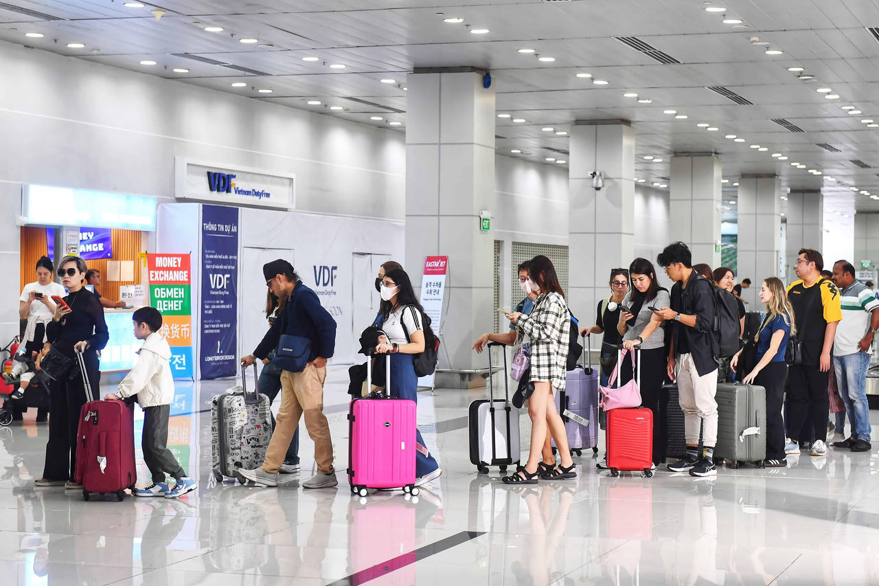 Tổng sản lượng chuyến bay và hành khách đạt đỉnh chưa từng có với 188 lượt hạ cất cánh.