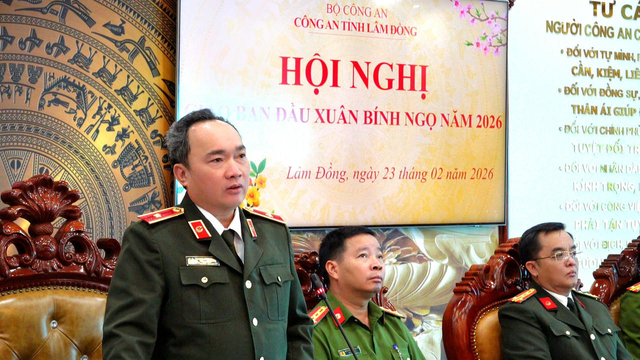 Thiếu tướng Trương Minh Đương, Giám đốc Công an tỉnh Lâm Đồng phát biểu tại buổi giao ban đầu Xuân Bính Ngọ 2026.