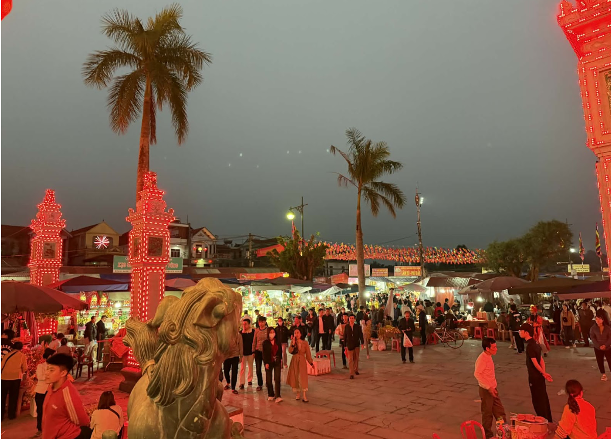 Huyền tích 3 lần hiển linh của thánh Mẫu Liễu Hạnh và phiên chợ chỉ thực sự "sống" trong bóng tối bao trùm