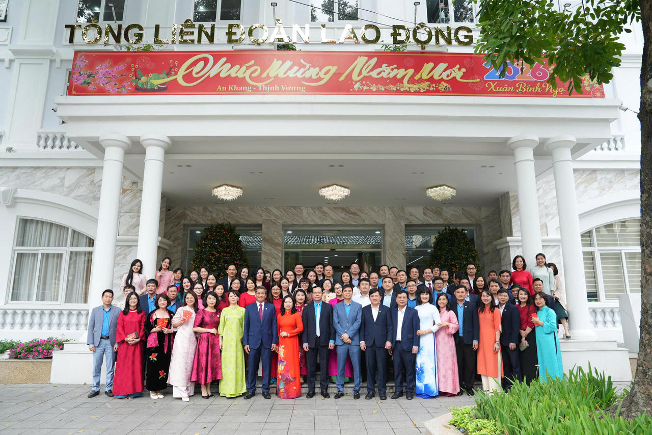Cán bộ, công chức, viên chức, người lao động cơ quan Tổng Liên đoàn Lao động Việt Nam.