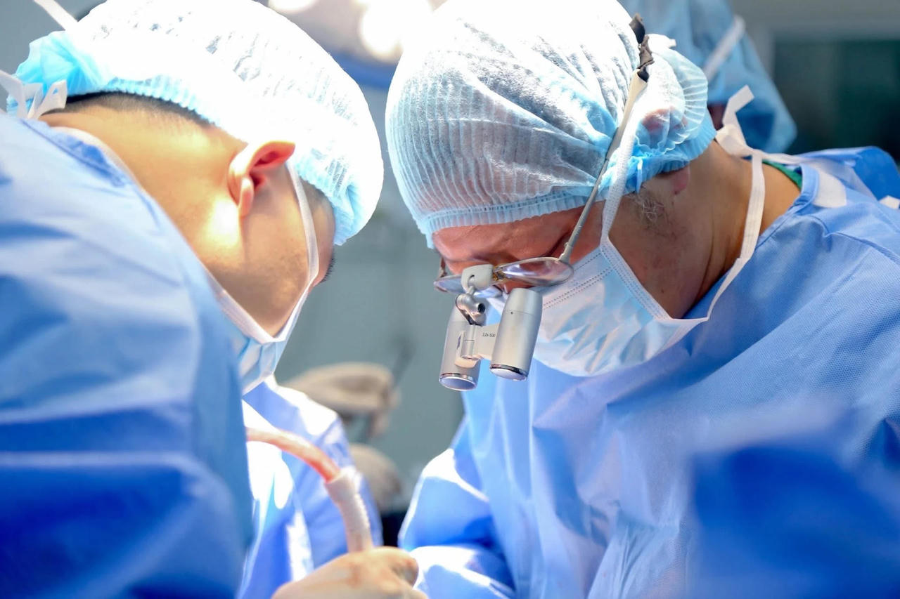 PGS.TS Dương Đức Hùng, Giám đốc Bệnh viện Hữu nghị Việt Đức cùng y bác sỹ trực tiếp thực hiện ca ghép tạng&nbsp;