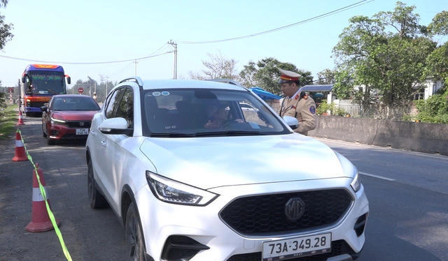 Lực lượng CSGT Công an tỉnh Quảng Trị đảm bảo trật tự an toàn giao thông để người dân đi lại an toàn trong dịp Tết.