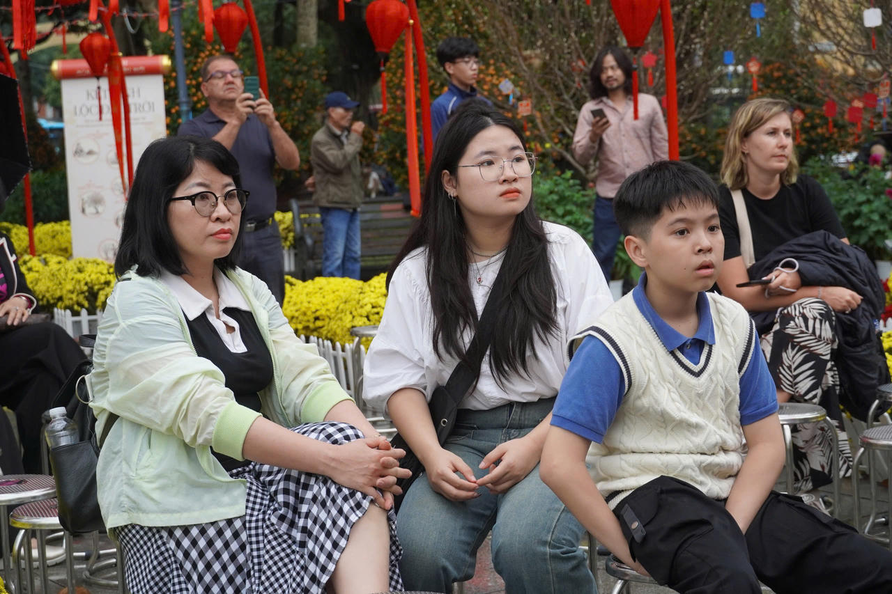 'Âm nhạc cuối tuần' lan tỏa năng lượng đầu xuân bên hồ Gươm