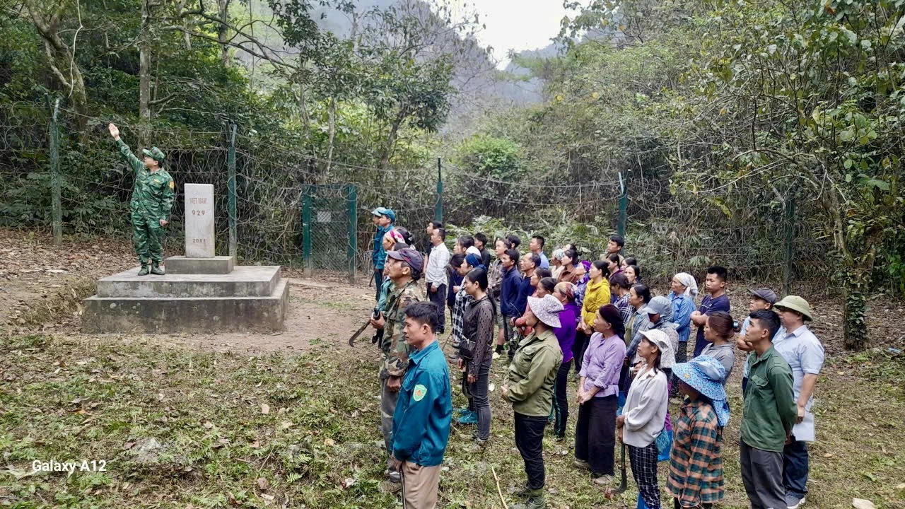 Các chiến sĩ Đồn BP Thị Hoa và bà con Nhân dân trên địa bàn tham gia tuần tra biên giới. (Ảnh: Đồn BP Thị Hoa)