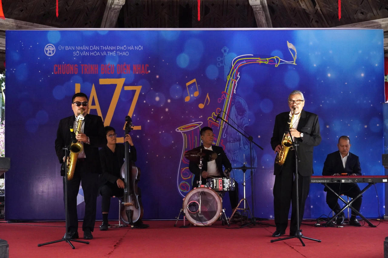 'Âm nhạc cuối tuần' lan tỏa năng lượng đầu xuân bên hồ Gươm