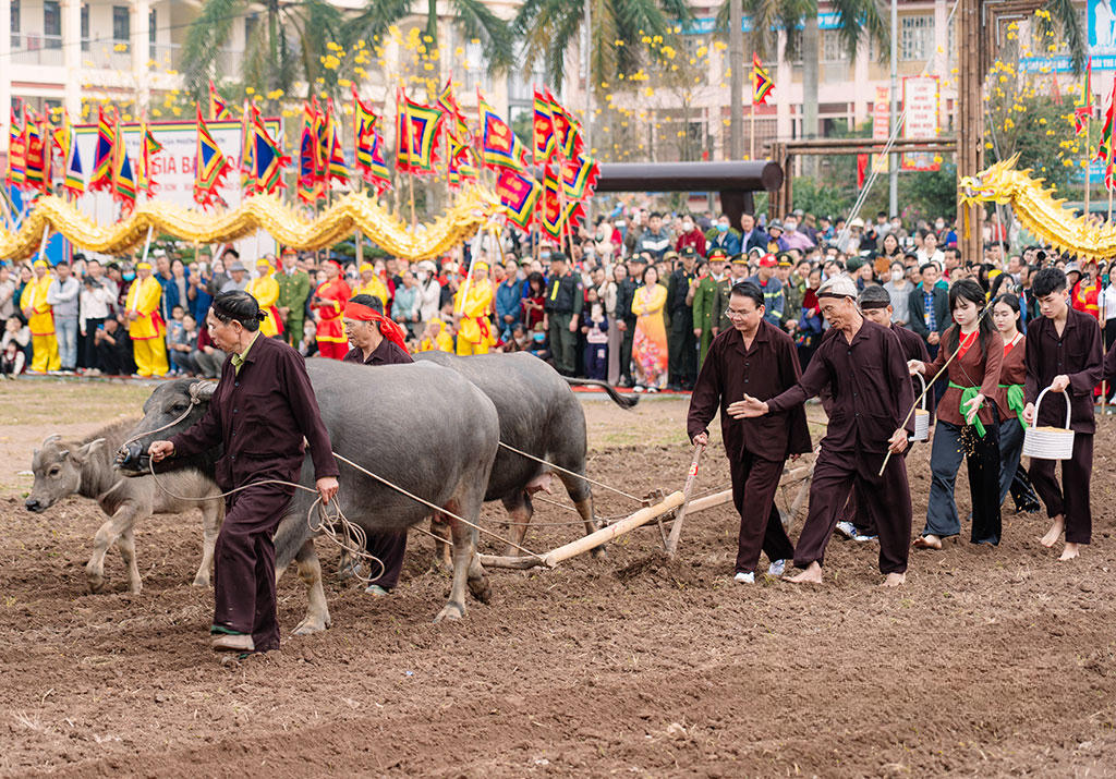Ông&nbsp;Đặng Xuân Phong - Bí thư Tỉnh ủy, Trưởng Đoàn đại biểu Quốc hội tỉnh Ninh Bình tham gia nghi thức cày Tịch điền (Ảnh: Nguyễn Huy)