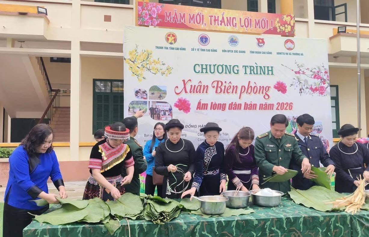 Cán bộ, chiến sĩ Đồn Biên phòng Cửa khẩu Sóc Giang cùng bà con nhân dân gói Bánh chưng tại Chương trình Xuân Biên phòng. (Ảnh: Đồn BPCK Sóc Giang)