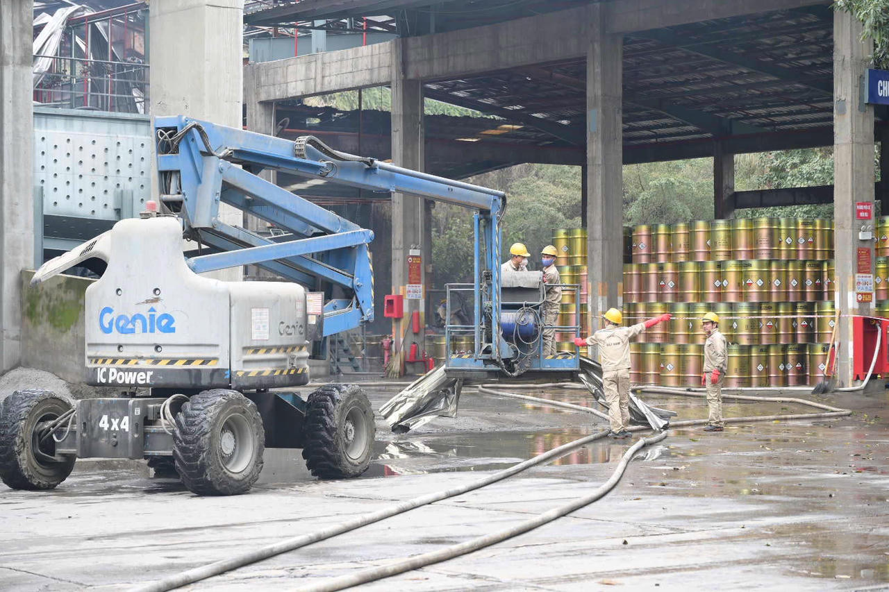 Nạn nhân được xác định là anh V.V.L (sinh năm 1991, hộ khẩu thường trú tại thôn Nậm Mòn, xã Bắc Hà, tỉnh Lào Cai), là tổ trưởng sản xuất tại công ty.