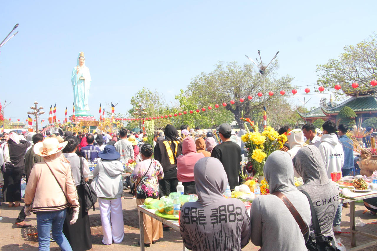 Quán Âm Phật Đài (Phật Bà Nam Hải) là điểm du lịch tâm linh tiêu biểu của Tây Nam Bộ, được Hiệp hội Du lịch ĐBSCL công nhận là “Điểm du lịch tiêu biểu ĐBSCL”.