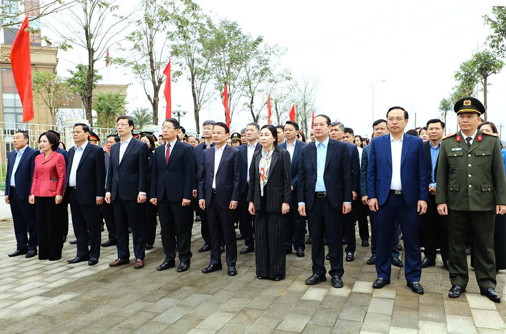 Bí thư tỉnh ủy Đặng Xuân Phong dẫn đầu đoàn đại biểu của Tỉnh ủy, HĐND, UBND, Ủy ban MTTQ Việt Nam tỉnh tham dự Lễ phát động “Tết trồng cây đời đời nhớ ơn Bác Hồ” tại phường Hoa Lư.