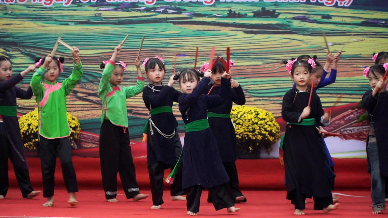 Lễ hội Lồng Tồng ở Hợp Thành tạo nên không gian văn hóa đa sắc màu, thể hiện sự đoàn kết, gắn bó giữa các dân tộc. 