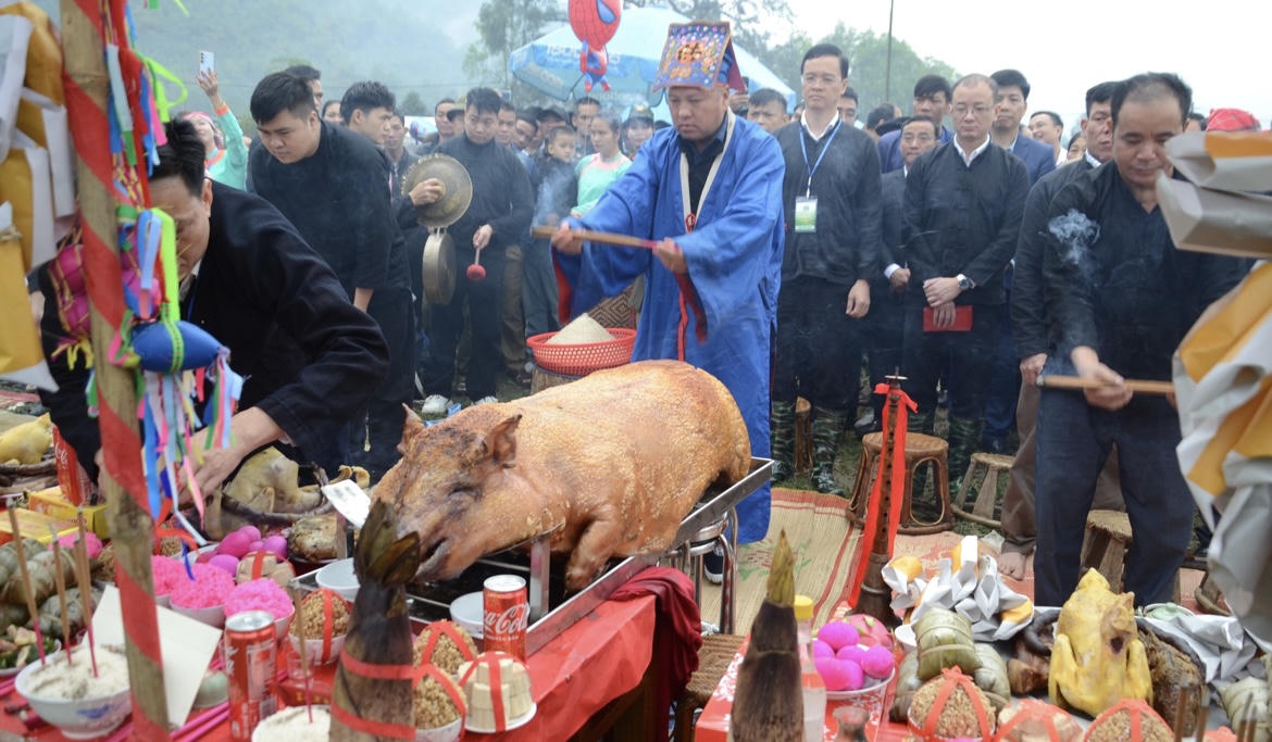 "Roóng poọc" trong tiếng Giáy có nghĩa là "mở cửa ruộng đồng" mở đầu cho một mùa vụ mới. 