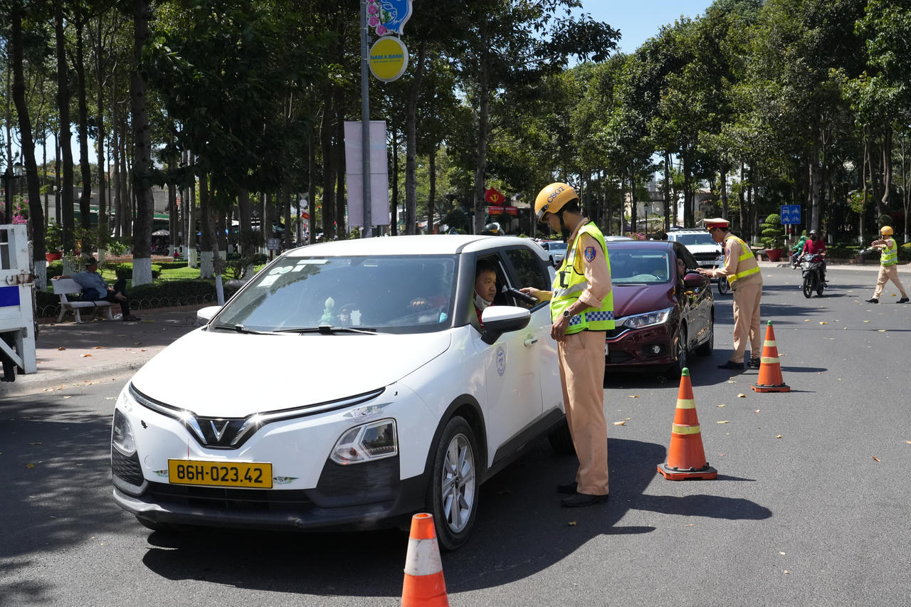 Lực lượng CSGT ra quân đo nồng độ cồn ngày Mùng 1 Tết.