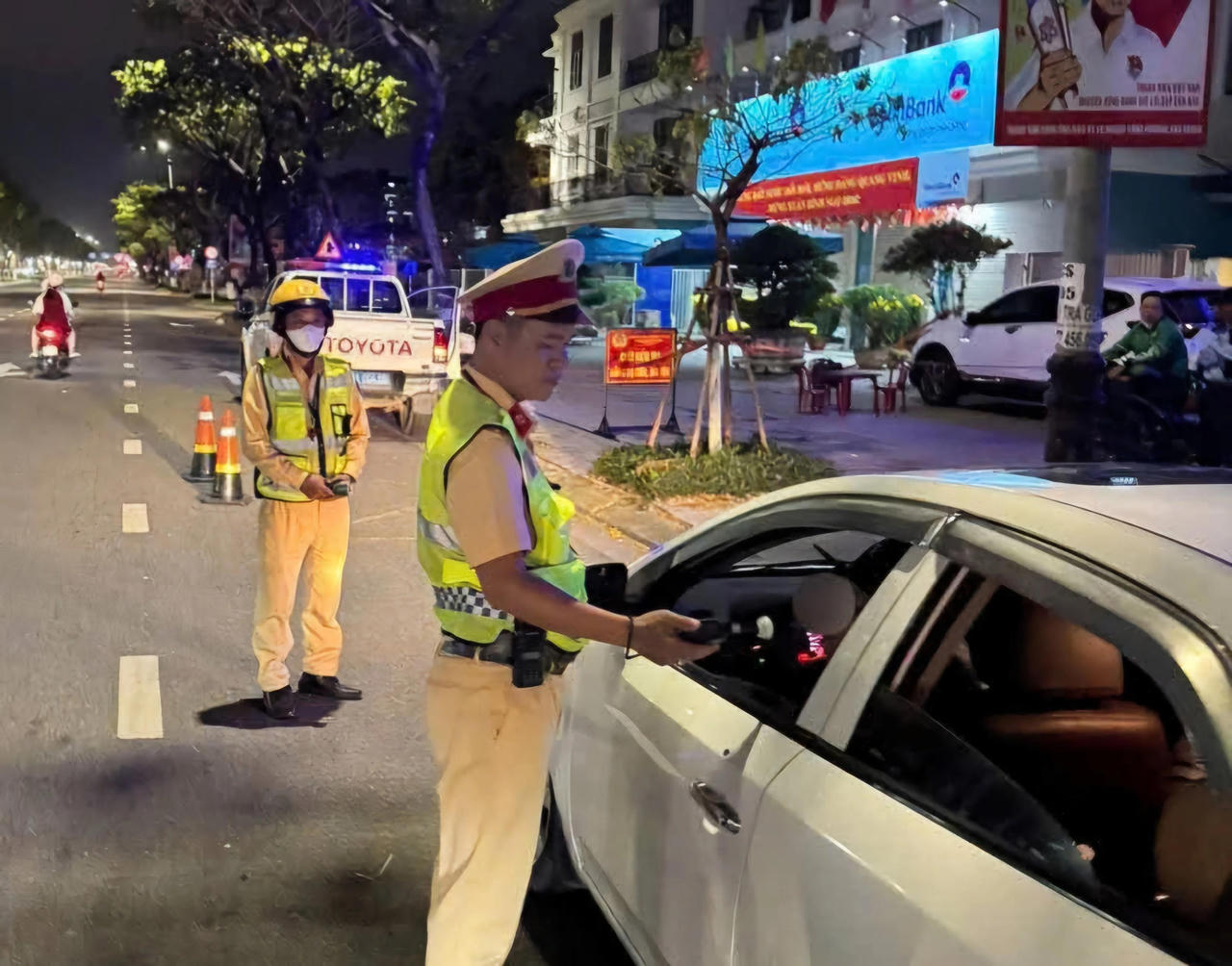 Các tổ công tác làm nhiệm vụ “xuyên tết, xuyên đêm” trên các tuyến đường ở TP Đà Nẵng.