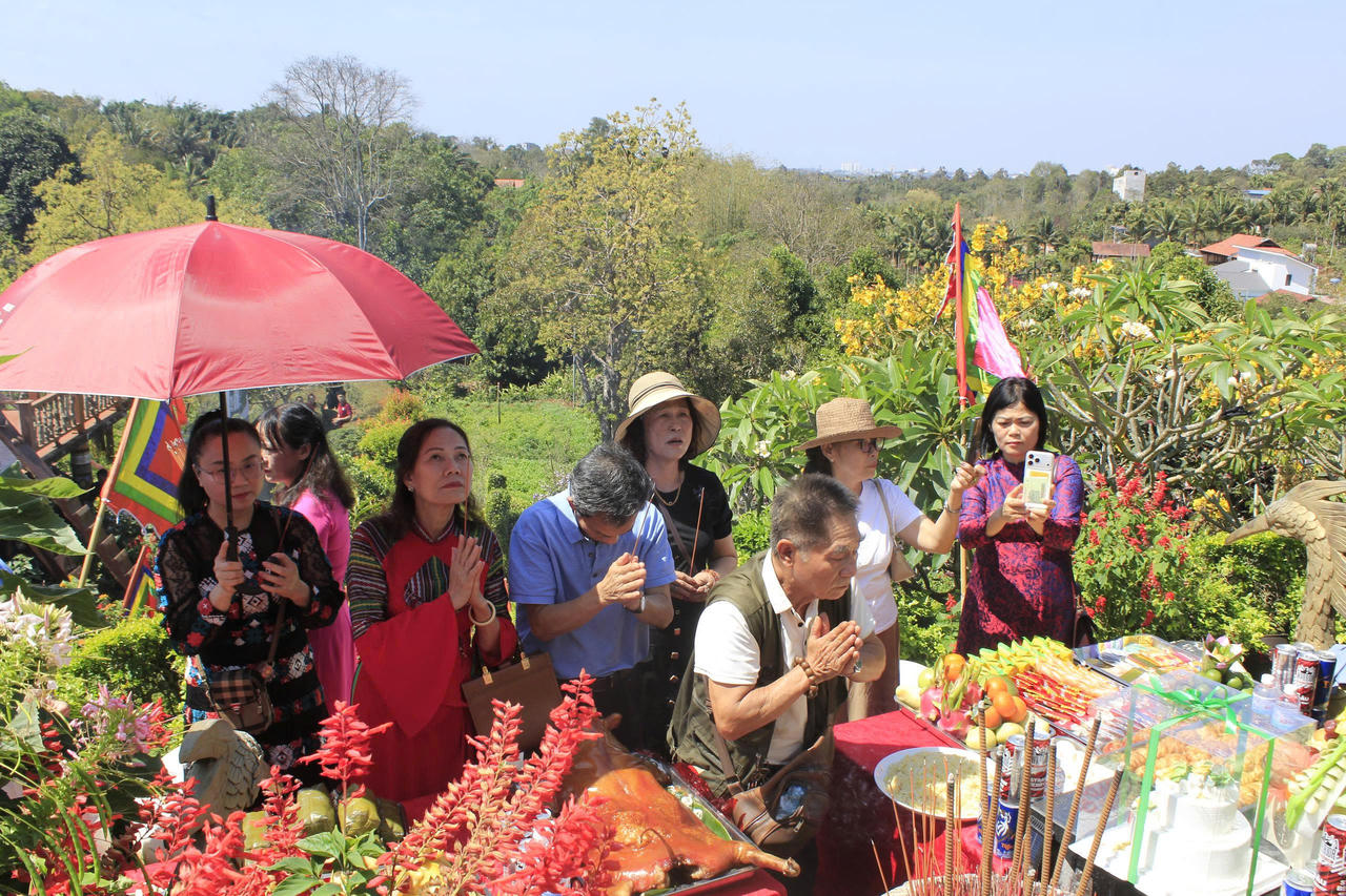 Tại Đồi Quốc mẫu, các đại biểu cùng du khách đã thành kính dâng hoa, dâng hương cầu mong quốc thái dân an. (Ảnh: Kim Bảo)