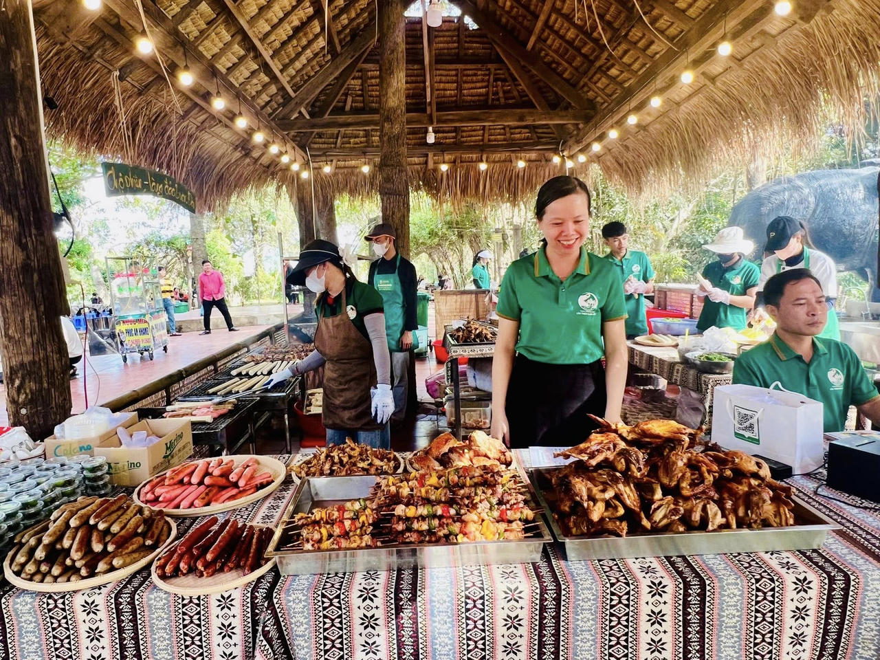 Ẩm thực đa dạng như gà nướng, cơm lam