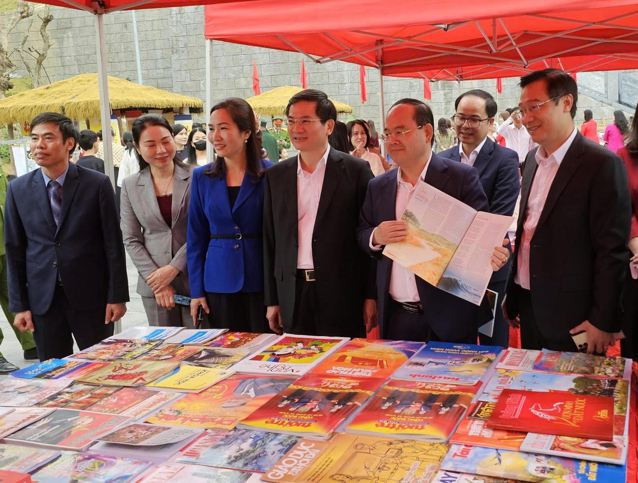 Bí thư Tỉnh ủy Quảng Ninh cùng các lãnh đạo tỉnh, đại diện các sở, ngành và đội ngũ văn, nghệ sĩ tham quan gian hàng trưng bày tại chương trình.