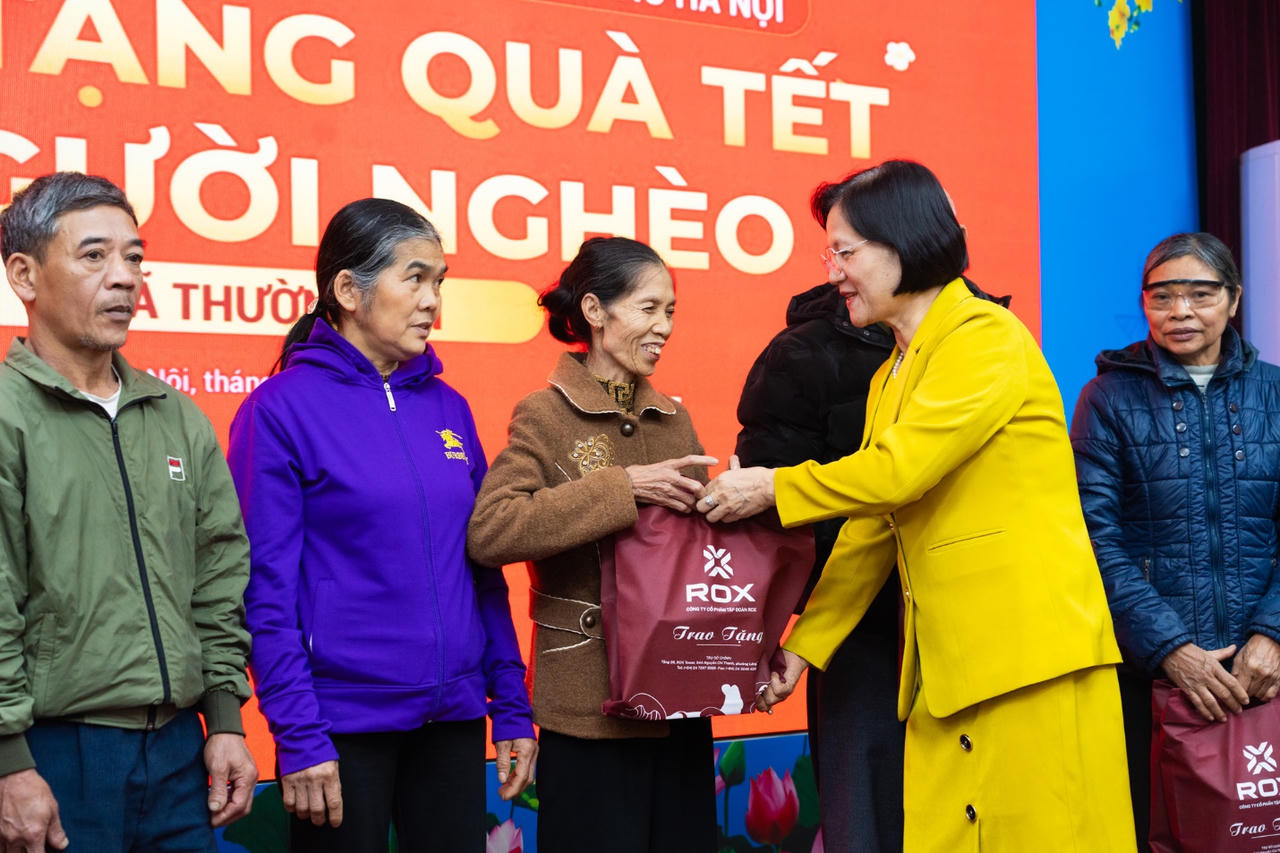 Chủ tịch Công đoàn Tập đoàn ROX trao quà Tết cho người nghèo xã Thường Tín
