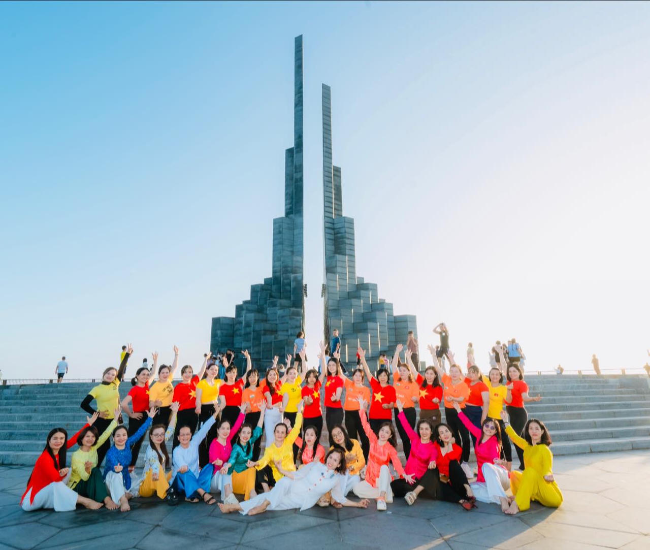 Chụp hình lưu niệm tại tháp Nghinh Phong