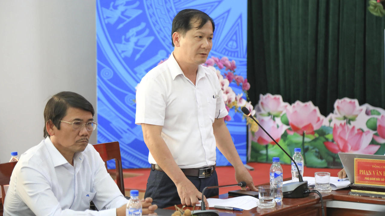 Bí thư Đảng ủy xã Mộ Đức Nguyễn Phú Đức chia sẻ tại buổi họp báo.&nbsp;