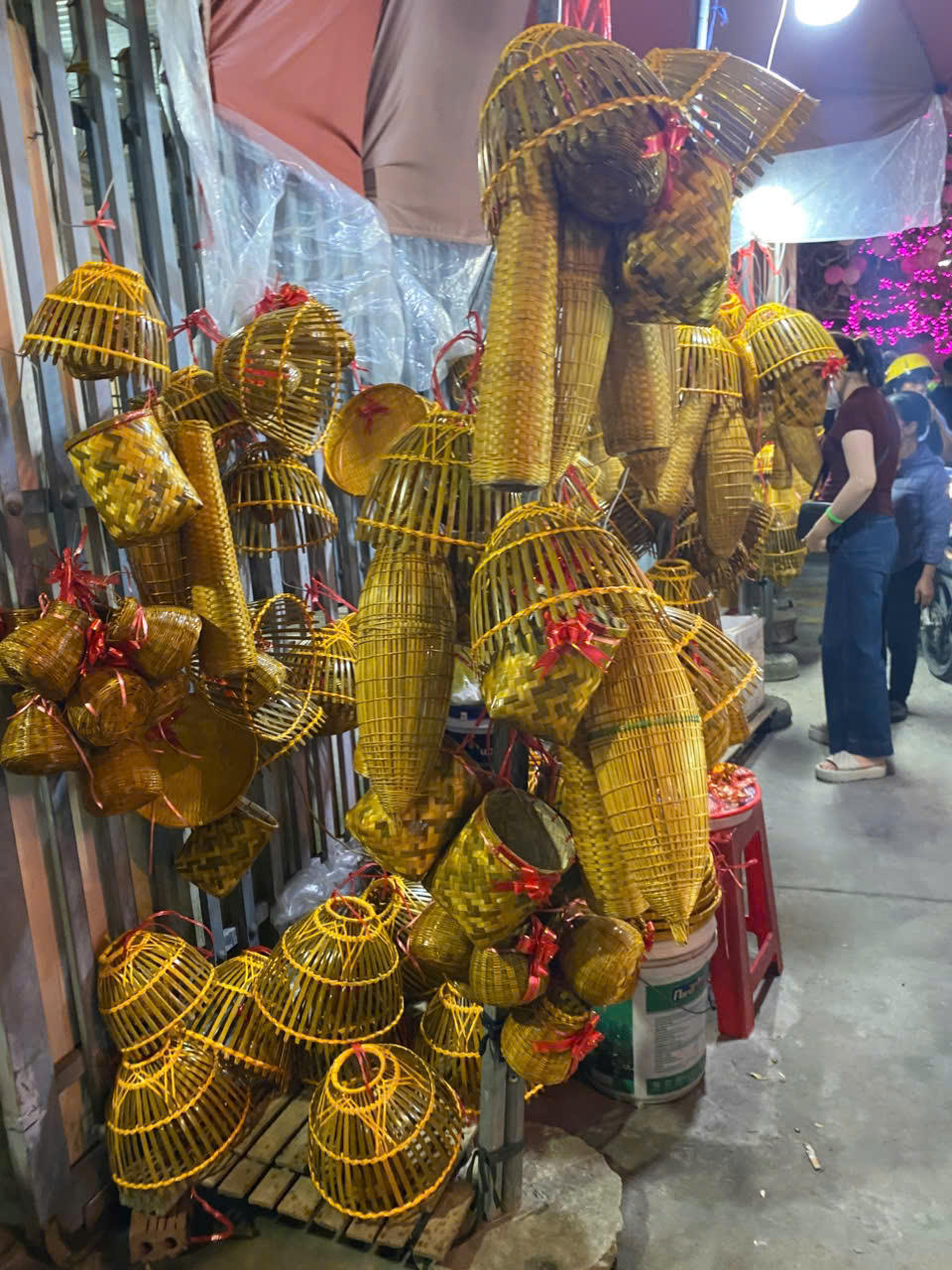 Nơm, đó, giỏ là một trong các mặt hàng hút khách nhất của chợ Viềng.