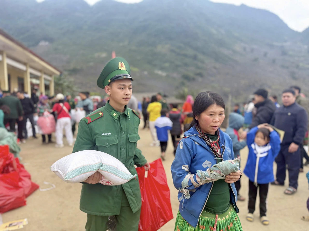 Nhiều phần quà vào các dịp Tết đến, Xuân về được BĐBP Cao Bằng chia sẻ đến bà con biên giới trên địa bàn. (Ảnh: BP Cao Bằng)