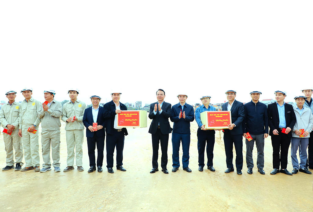 Bí thư Tỉnh ủy Ninh Bình Đặng Xuân Phong tặng quà cán bộ, công nhân lao động tại Dự án cao tốc Ninh Bình - Hải Phòng, đoạn qua tỉnh Ninh Bình. (Ảnh: Nguyễn Thơm)