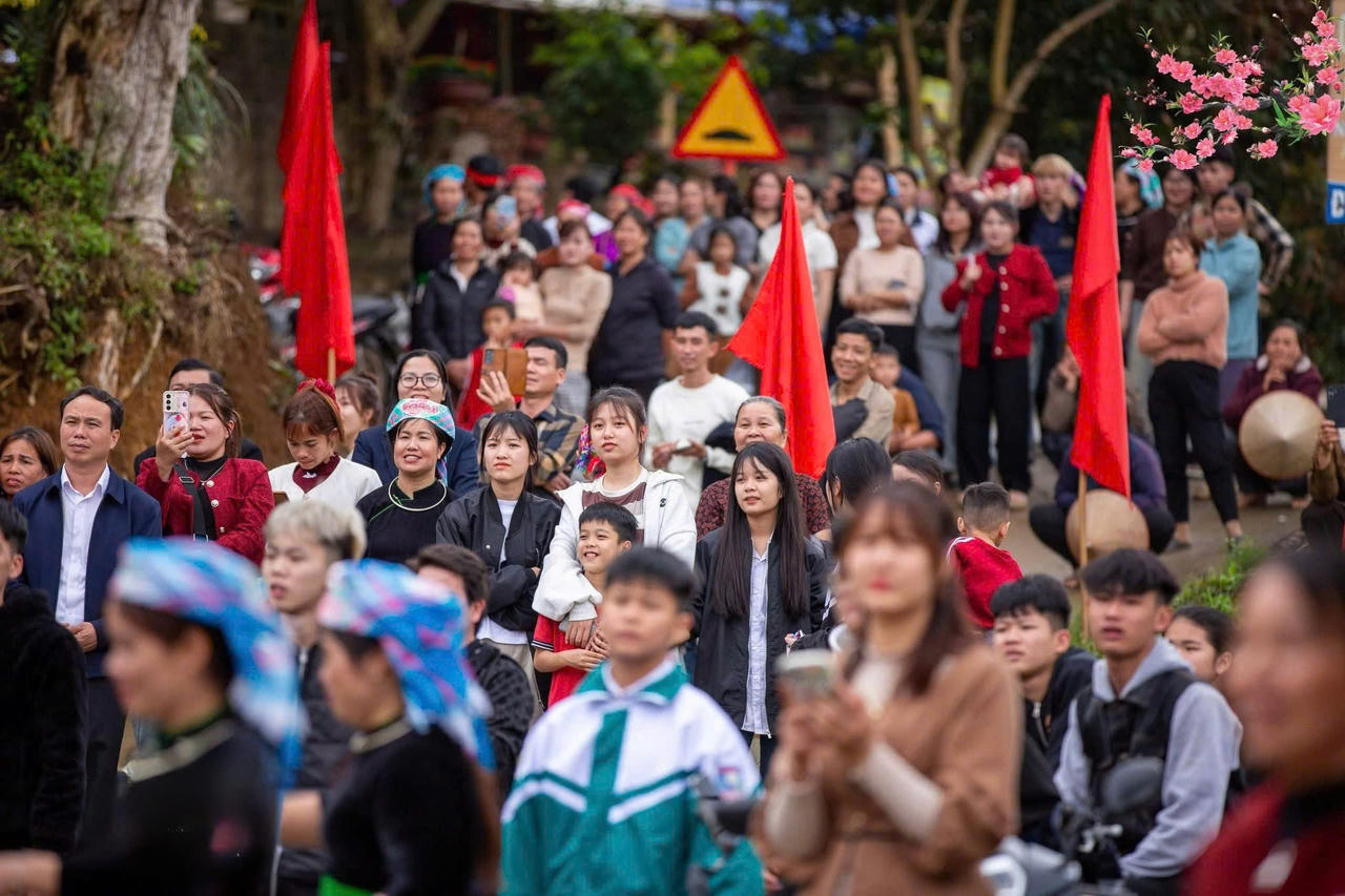 Lễ hội thu hút đông đảo nhân dân và du khách tham dự.