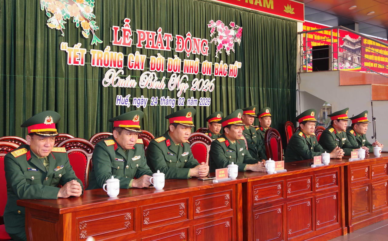 Thủ trưởng Bộ CHQS thành phố tham dự lễ phát động.