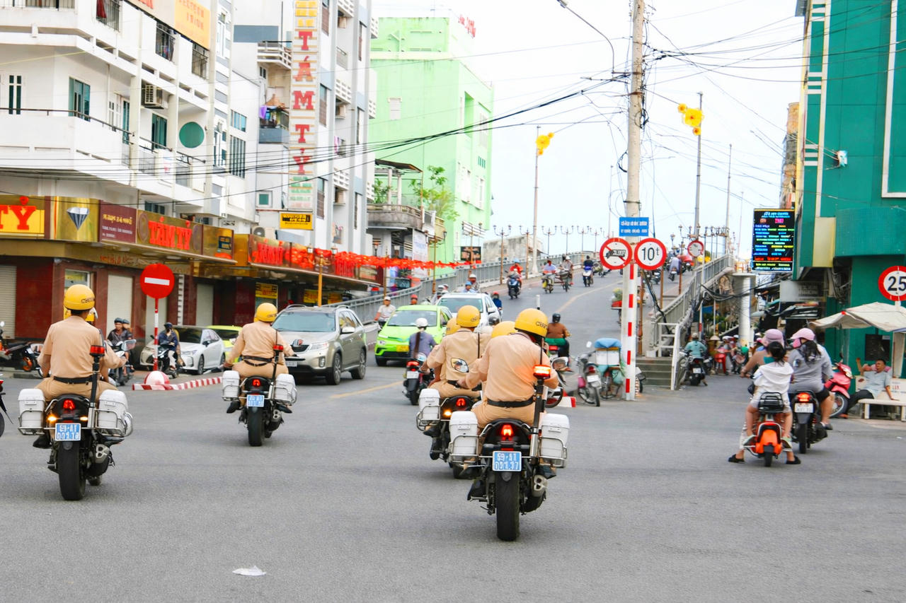 Lực lượng CSGT Công an Cà Mau ra quân tuần tra, xử lý nghiêm vi phạm nồng độ cồn dịp Tết Nguyên đán Bính Ngọ 2026.