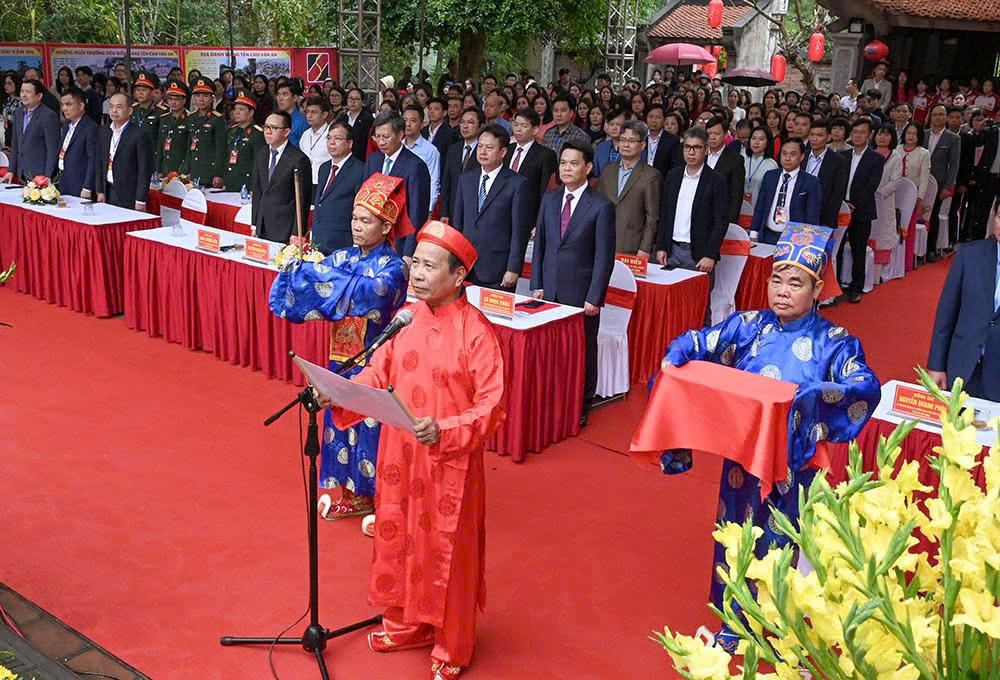 Tham dự buổi lễ có lãnh đạo thành phố Hải Phòng; đại diện phường Thanh Liệt, Hà Nội; cùng đông đảo nhân dân và các em học sinh tiêu biểu.