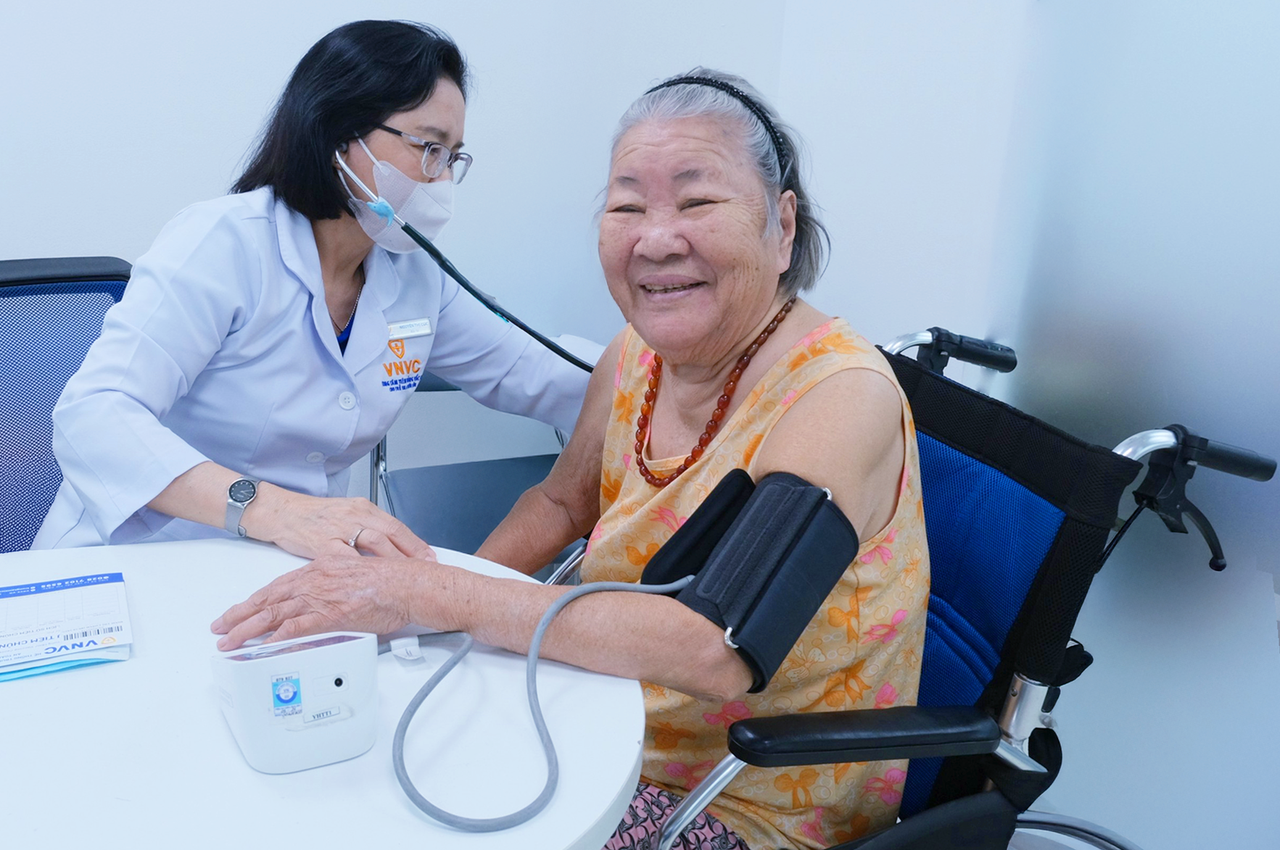 Người cao tuổi được bác sĩ Hệ thống Tiêm chủng VNVC khám sàng lọc kỹ trước tiêm vắc xin. Ảnh: Khánh Hòa