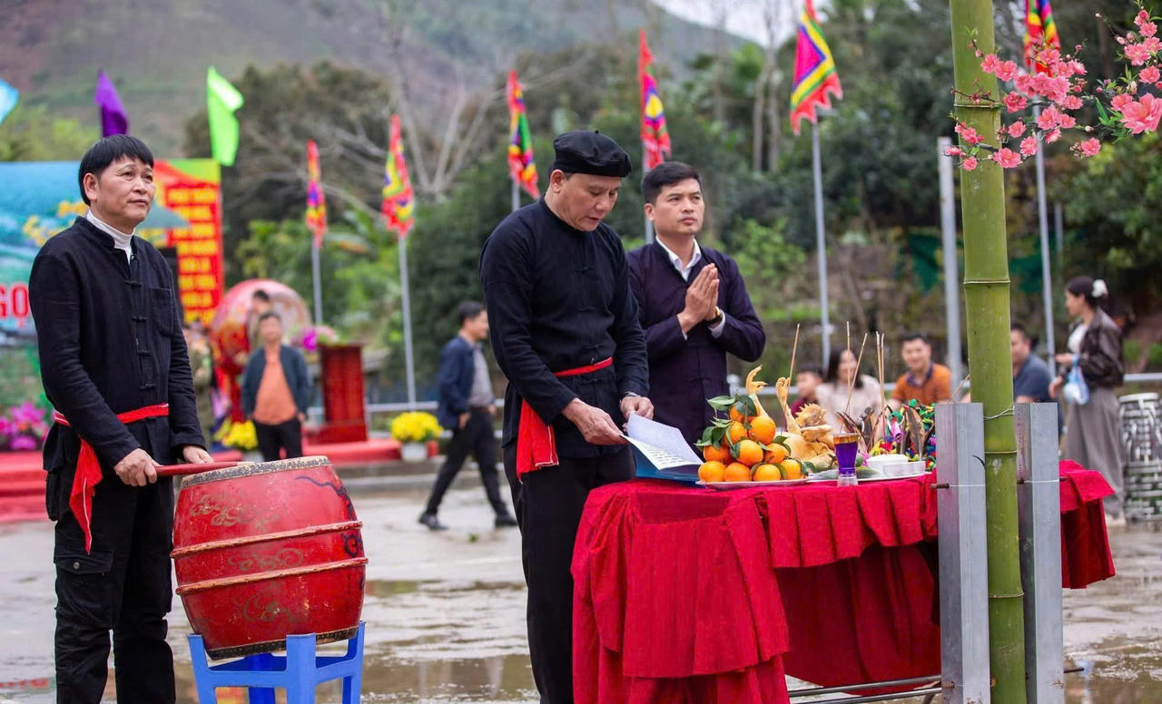 Lễ hội năm nay được tổ chức trang trọng, chu đáo với đầy đủ các nghi thức truyền thống.