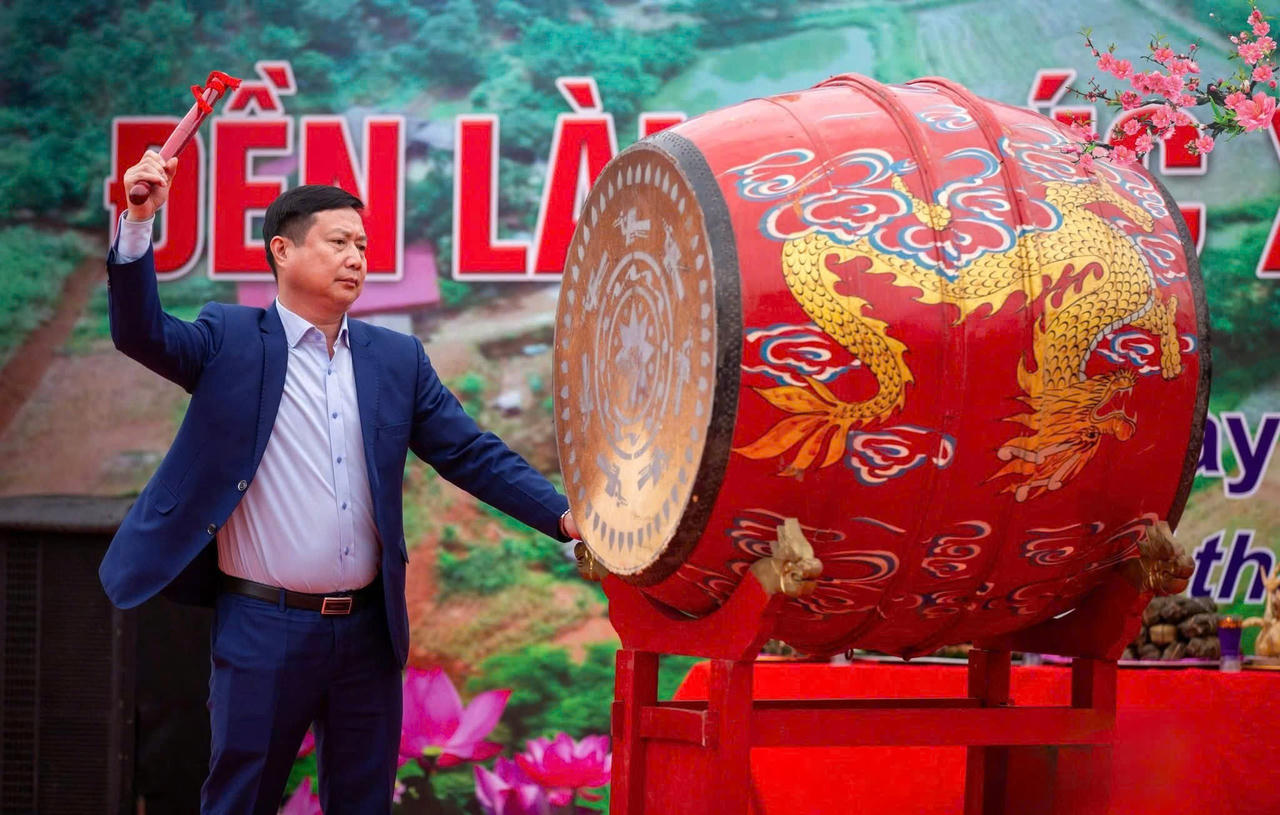 Ông Nguyễn Anh Dũng - Bí thư Đảng ủy xã Bảo Hà đánh trống khai hội.