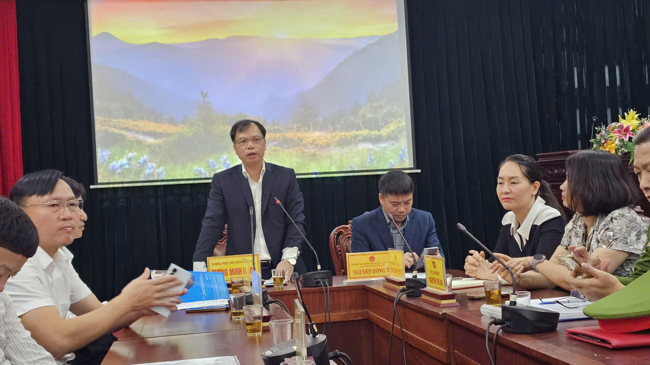 Phó Chủ tịch UBND xã Tiên Du, Dương Minh Ngọc phát biểu tại buổi họp báo.