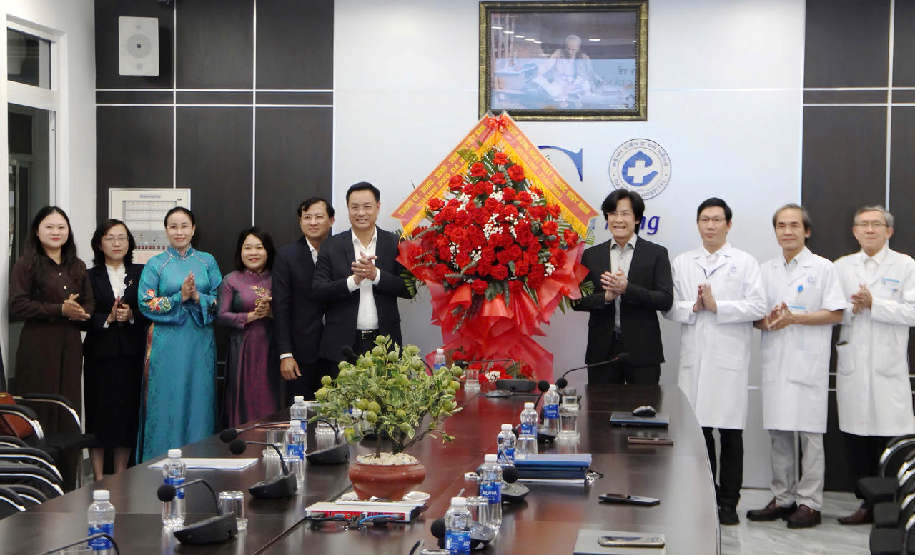 Bí thư Thành ủy Đà Nẵng Lê Ngọc Quang thăm, chúc mừng Bệnh viện C Đà Nẵng.