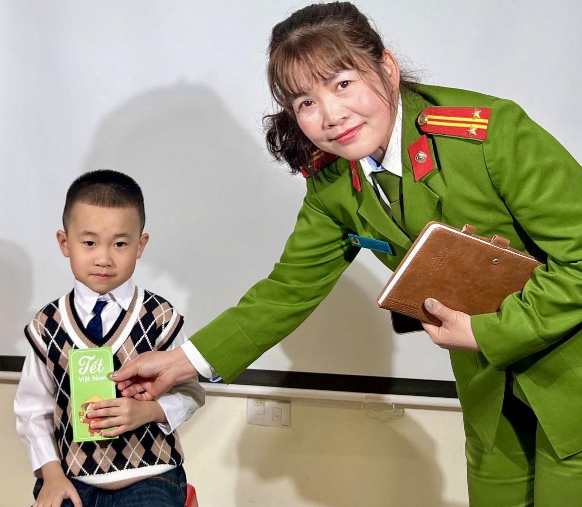 Công dân "nhí" được lì xì khi đi làm căn cước ngày Tết.