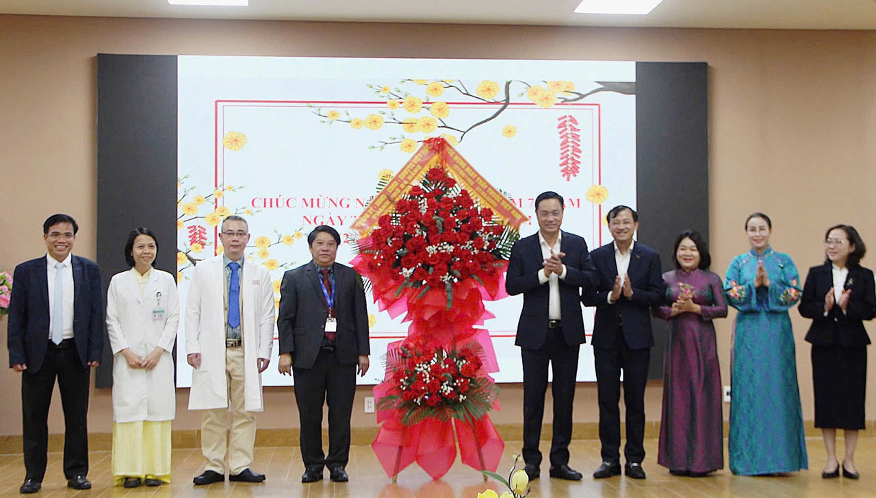 Ông Lê Ngọc Quang thăm, chúc mừng Bệnh viện Phụ sản - Nhi Đà Nẵng. 