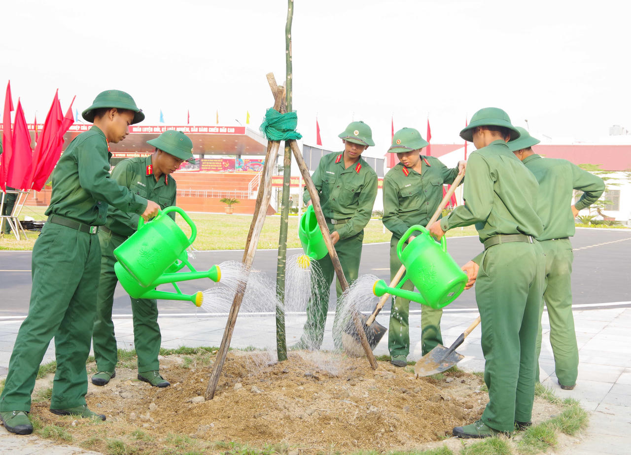 Chiến sĩ trồng cây trong khuôn viên doanh trại cơ quan Bộ CHQS thành phố.
