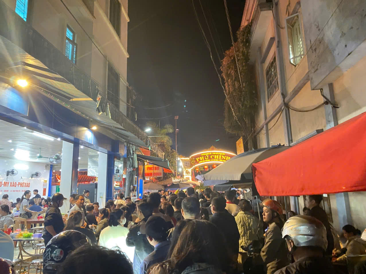 Dòng người đổ về Phủ Dầy tối 7 Tết.