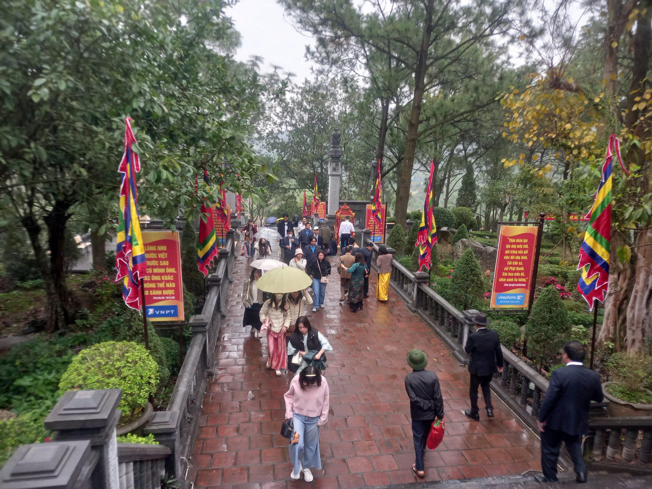 Du khách thập phương đến tham quan tại đền thờ thầy giáo Chu Văn An.