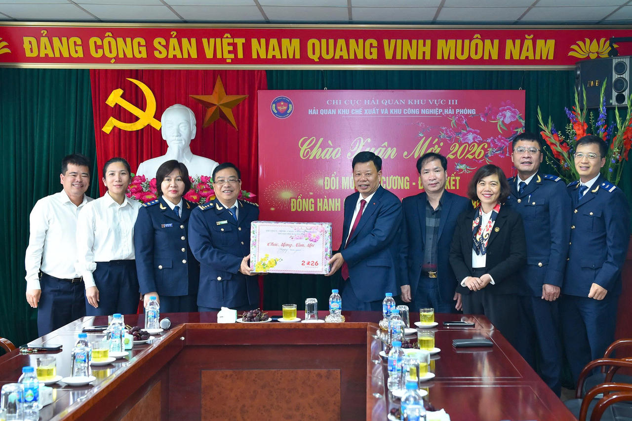Phó Chủ tịch UBND thành phố Lê Trung Kiên tặng quà động viên cán bộ, nhân viên Hải quan Khu chế xuất và Khu công nghiệp Hải Phòng.